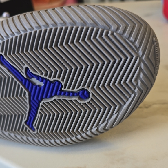 Jordan Athletic Shoes White Gray Purple - Picture 5 of 10